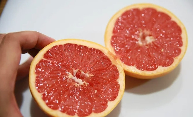 1. Этап. Жареный грейпфрут с корицей: Разогрейте гриль, мангал или сковороду-гриль. Хорошенько вымойте грейпфрут, обсушите и разрежьте на половики. Срежьте выпуклую часть кожуры, чтоб половинки хорошо стояли на плоскости.