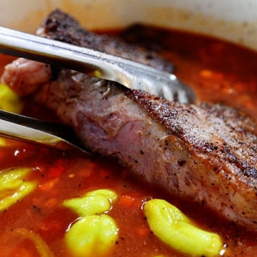 1. Этап. Острая тушеная говядина по-итальянски: Хорошенько перемешиваем и возвращаем в кастрюлю кусочки мяса. Накрываем кастрюлю крышкой - и отправляем ее в духовку, разогретую до 150 градусов духовку на 4 часа.