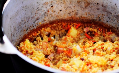 1. Этап. Кулеш на костре: Варим кулеш до готовности картошки. Это около 15 минут, иногда помешиваем. Готовим затирку: в ступке растираем сало, чеснок и соль.