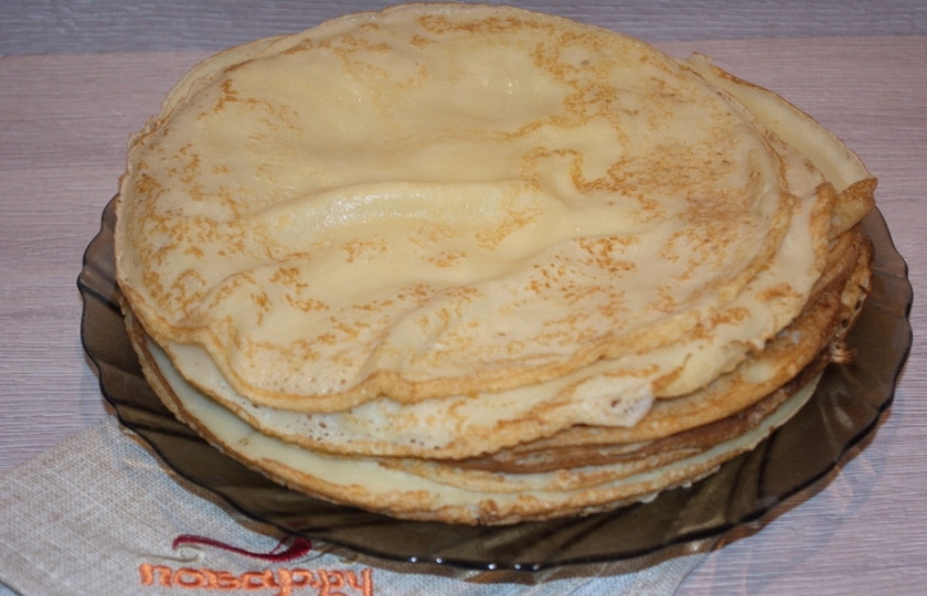 1. Этап. Блинный пирог с фаршем: Приготовьте блины по любимому рецепту. Я люблю блины, приготовленные из теста, где используется молоко и вода одновременно. Такие блинчики всегда получаются тонкими и вкусными.