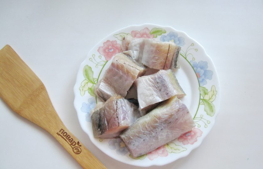 1. Этап. Минтай по-гречески: Нарежьте минтай порционными кусочками.