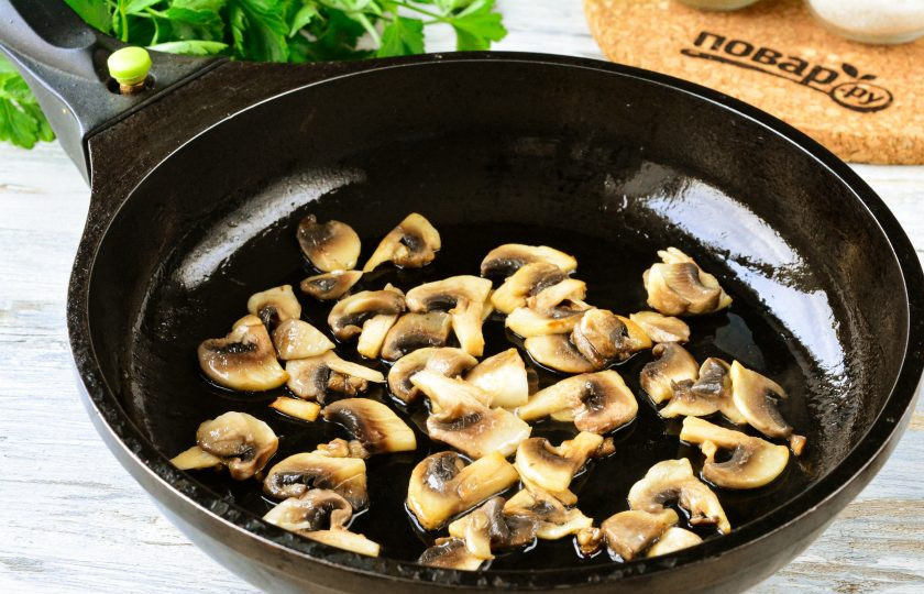 1. Этап. Салат Убей меня нежно: Грибы также обжарьте в сковороде с добавлением небольшого количества масла. Жарьте 3-4 минуты, помешивая. Добавьте специи по вкусу.