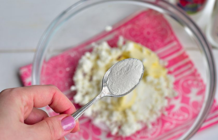 1. Этап. Творожно-сырные палочки: Добавьте разрыхлитель.