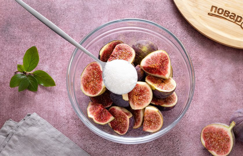1. Этап. Варенье из инжира: Засыпьте инжир сахаром, аккуратно перемешайте и уберите в прохладное место на ночь.