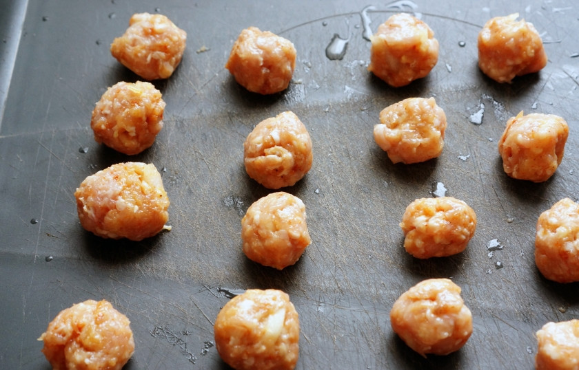 1. Этап. Суп с куриным фаршем: Смочите руки в холодной воде и формируйте из полученного фарша маленькие шарики в 1 см диаметром.