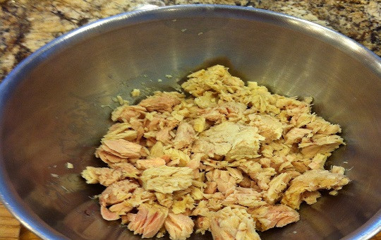 1. Этап. Простой салат с тунцом консервированным: 2. Тунец нужно аккуратно переложить из баночки в салатник, при необходимости предварительно слить масло, чтобы простой салат с тунцом консервированным в домашних условиях не превратился в очень жирный.