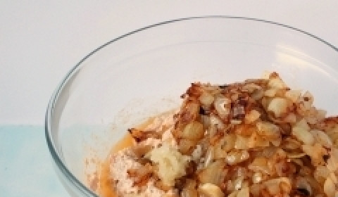 1. Этап. Паштет из куриной грудки: Добавьте к паштету репчатый лук и взбейте всё ещё раз.