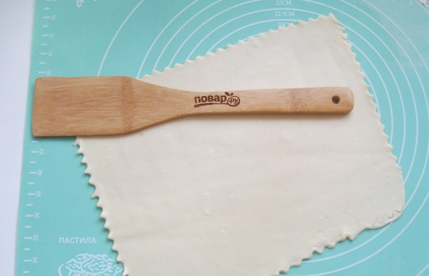 1. Этап. Бешбармак по-нанайски: Разделите тесто на две-три части. Каждую часть очень тонко раскатайте, как на лапшу.