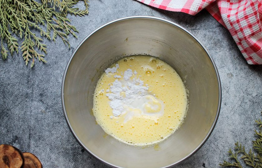 1. Этап. Ботлихский пирог: Добавьте в яичную массу сметану и посыпьте ее содой. Все хорошо перемешайте до однородности.