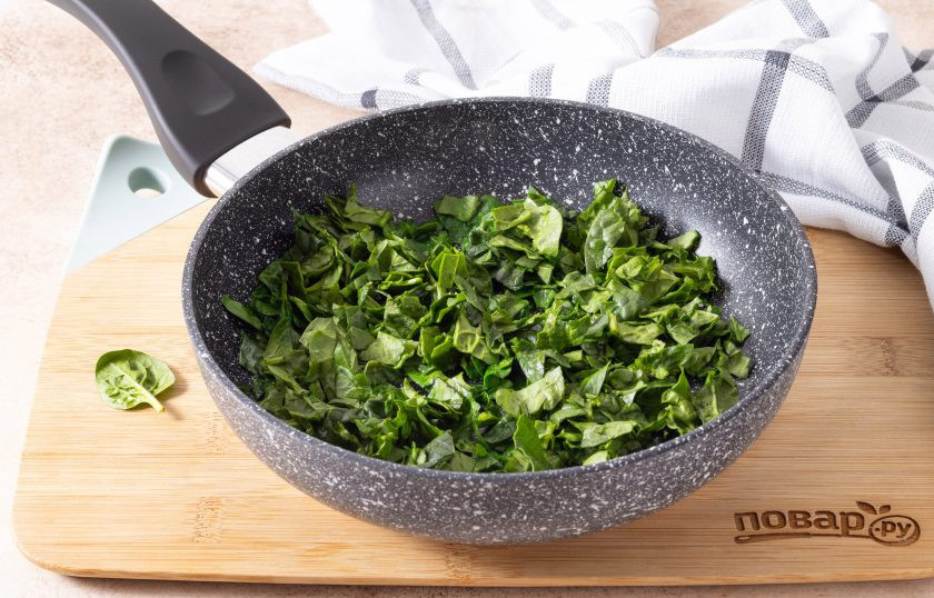 1. Этап. Перловка со шпинатом: Разогрейте оливковое масло на среднем огне, выложите шпинат. Потушите около 3 минут до мягкости.