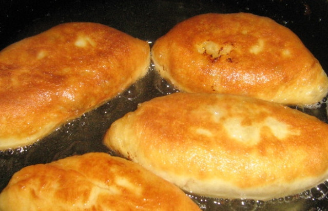1. Этап. Бабушкины пирожки (самые вкусные): Разогреваем большое к-во растительного масла на сковороде. Обжариваем пирожки с двух сторон до красивой румяной корочки.