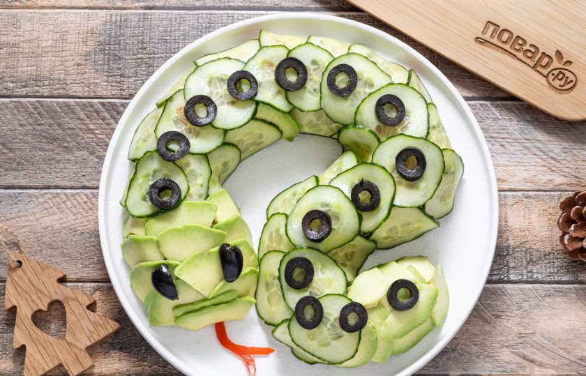 1. Этап. Вегетарианский салат Змея: Добавьте глаза и язык, а туловище выложите кружочками из маслин.