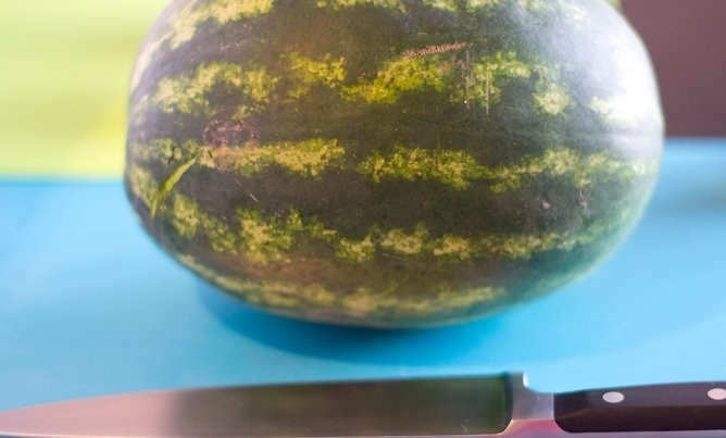 1. Этап. Фруктовый салат в арбузе: 4. Срежьте часть с арбуза.