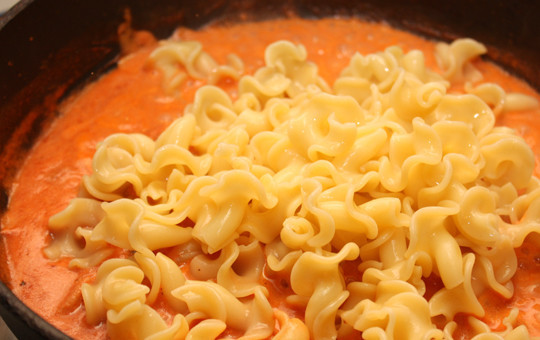 1. Этап. Макароны с морепродуктами: Теперь выкладываем в сковородку готовые макароны, перемешиваем, прогреваем все ингредиенты и снимаем с огня. Наше блюдо готово, и мы можем подавать его к столу. Приятного всем аппетита!