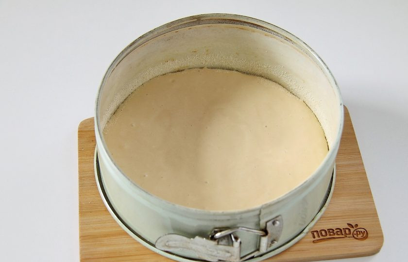 1. Этап. Заливной пирог на кефире с яйцом: Форму для выпечки смажьте маслом. Дно и бока присыпьте мукой или манкой и вылейте примерно 2/3 теста.