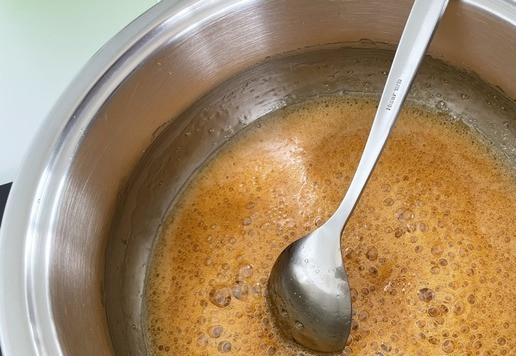 1. Этап. Козинаки «Микс»: Добавляем 2 ст. л. (без горки) сахарной пудры и, перемешивая, даем ей раствориться в течении двух минут.