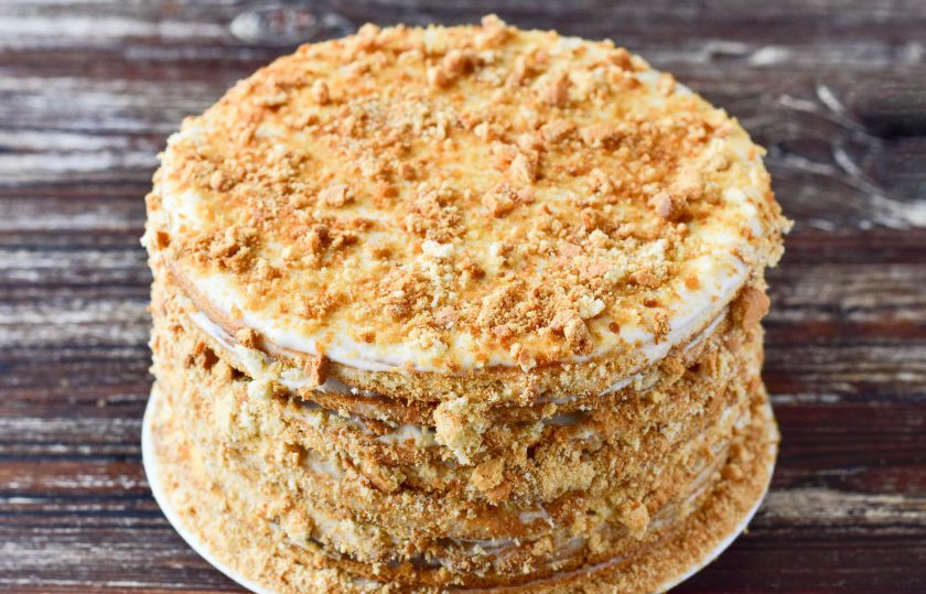 1. Этап. Медовик с орехами: Верх и бока торта украсьте измельченными обрезками из коржей.