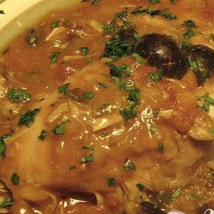 1. Этап. Зайцы рассольные: Разложите готовое блюдо по тарелкам, украсьте по своему усмотрению (оливками, измельченной зеленью). Подавайте зайца еще горячим с квашеной капустой, клюквенным соусом или кислым сливовым взваром