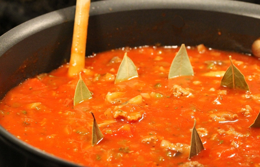 1. Этап. Томатно-мясной соус: Добавляем лавровый лист :)