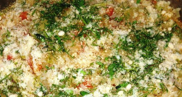 1. Этап. Ризотто с сыром Пармезан: Уже готовое ризотто присыпаем измельченной зеленью и тертым 