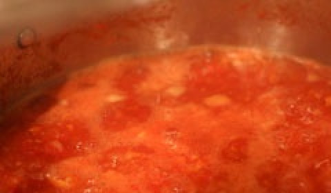 1. Этап. Аджика из помидоров на зиму: Варим аджику в кастрюле в течение 1,5-2 часов. Постоянно помешиваем во время варки.