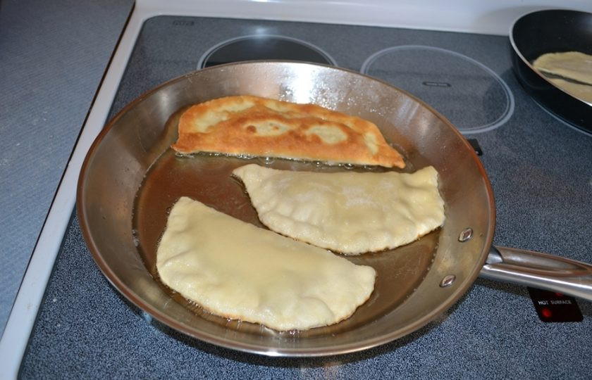 1. Этап. Чебуреки домашние с мясом: 9. Разогрейте сковороду с растительным маслом, затем выложите чебуреки и обжаривайте с каждой стороны до румяной корочки на минимальном огне.