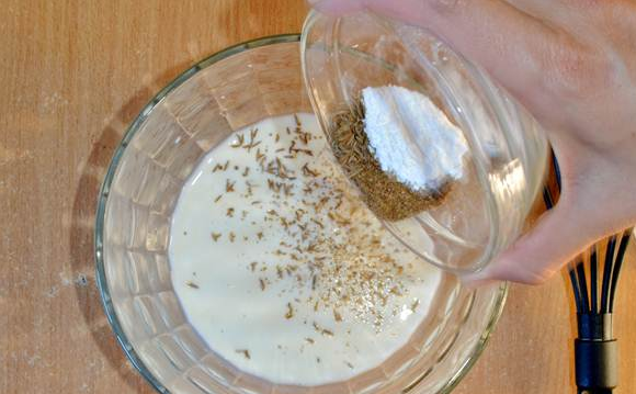 1. Этап. Вегетарианское тесто: 2. И только потом понемногу всыпаем муку. Перемешаем до однородности, запекаем хлеб или сдобу в духовке.