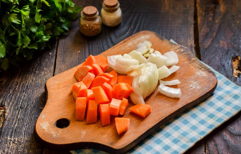 1. Этап. Суп с копченостями и вермишелью: Очистите морковь и лук, сполосните и просушите. Нарежьте лук небольшими кубиками, морковь брусочками.