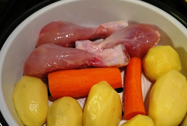 1. Этап. Курица с овощами на пару в мультиварке: Очистите картофель и морковь. Разложите на решетке мультиварки овощи и курятину. В чашу мультиварки налейте воду.