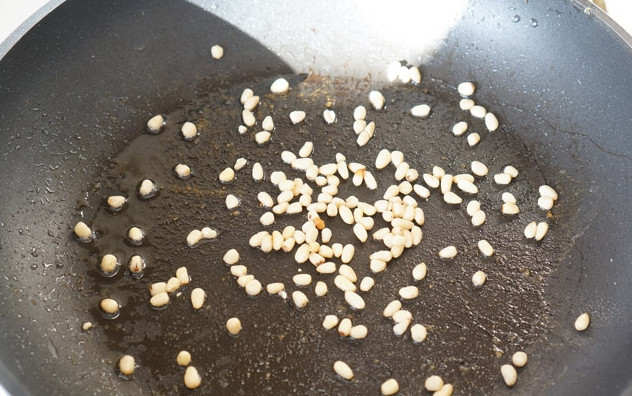 1. Этап. Салат Хрум-хрум: 3. А теперь на том же выделившемся жирке обжарим кедровые орешки.