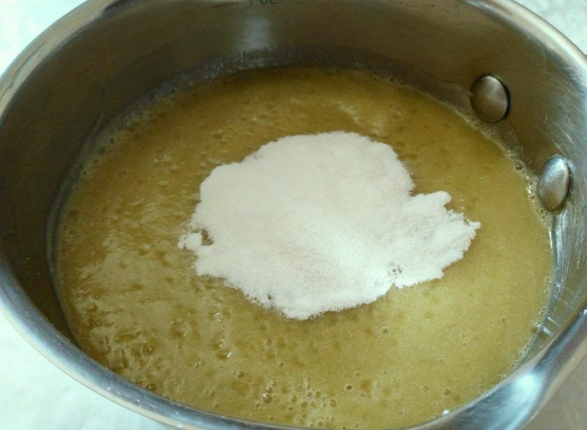 1. Этап. Мармелад из ревеня: С помощью погружного блендера превратите в пюре проваренный с сахаром ревень, всыпьте агар-агар и тщательно размешайте, добиваясь однородности смеси.