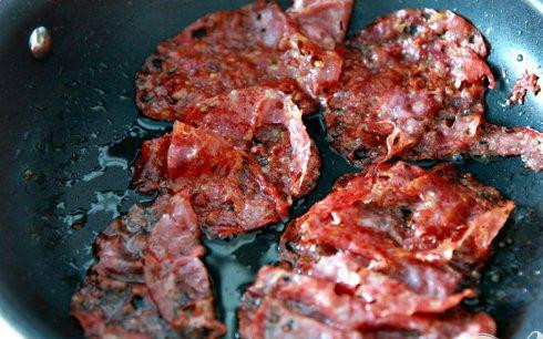 1. Этап. Тортильяс с салями и сыром: 1. Тонко нарезать салями. Нагреть 1 столовую ложку оливкового масла в сковороде, обжарить салями до хрустящей корочки. Выложить салями на бумажные полотенца и дать стечь жиру