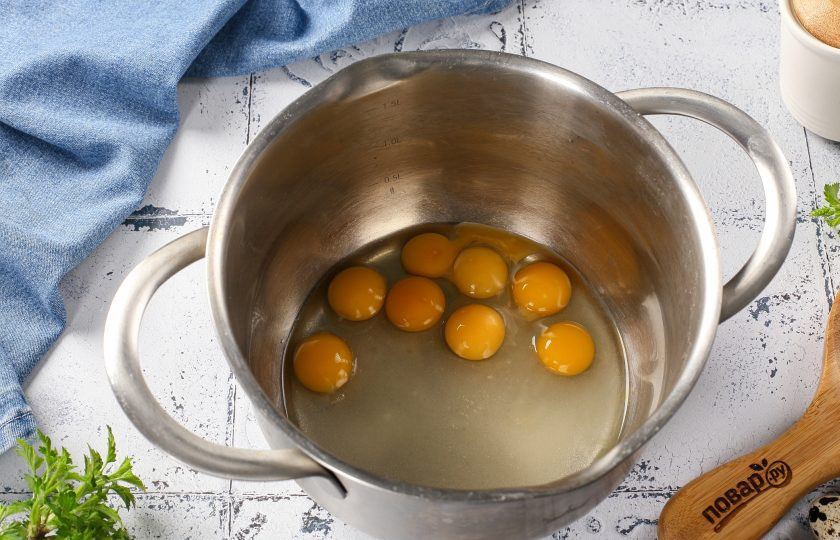 1. Этап. Блины из перепелиных яиц: В глубокую ёмкость всыпьте сахар и соль. Добавьте яйца.