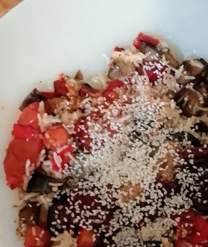 1. Этап. Бибимбап: Собираем салат. На рис положите овощи Делаем соус, добавив в салатницу кочудян, сахар, воду, кунжут и уксус. Выложите соус на овощи. Важно не перемешивать! Мне это подсказали знатоки корейской кухни.