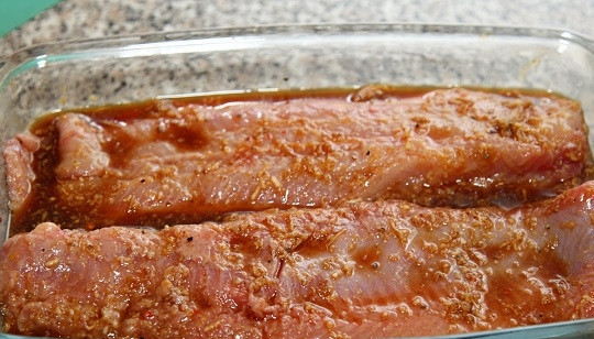 1. Этап. Запеченное филе сома: 3. Для приготовления маринада соедините мед, соевый соус и сок лимона. Добавьте тертый имбирь, пропущенный через пресс чеснок, соль и перец. Выложите в маринад филе и оставьте в холодильнике на часик (можно дольше).