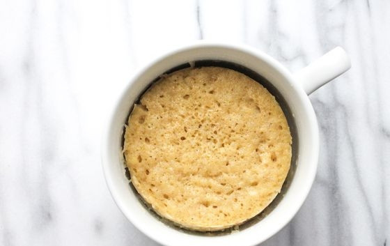 1. Этап. Банановый хлеб в кружке: Запекайте хлеб в микроволновке в течение 1-2-х минут на мощности 700-800 Вт. Приятной дегустации!