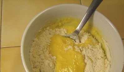 1. Этап. Маффины с вареной сгущенкой: Следующим шагом добавим муку. Всыпаем её понемногу, параллельно размешивая тесто ложкой. Не забудьте также и про щепотку соды.