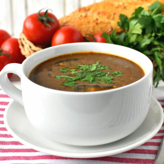 Томатный суп с нутом и беконом