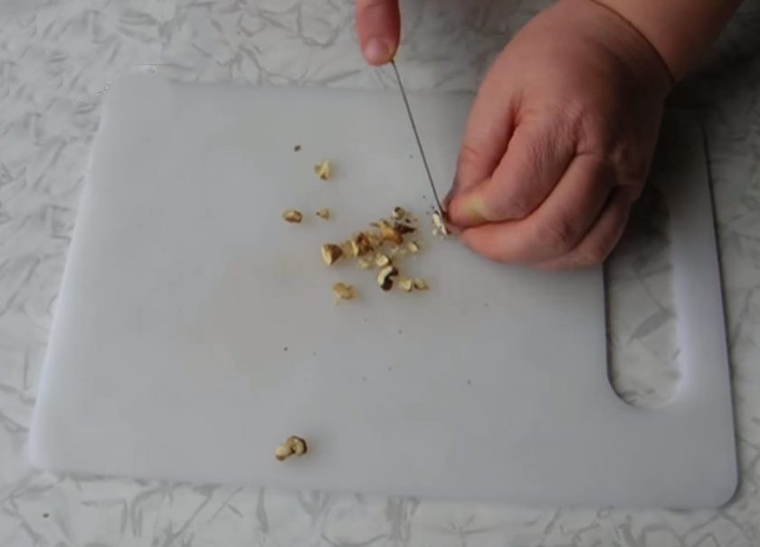 1. Этап. Салат От 100 хворей: Орехи измельчите ножом.