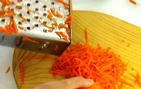 1. Этап. Морковные котлеты с манкой в духовке: Все овощи почистите и промойте. Морковь натрите на крупной терке.