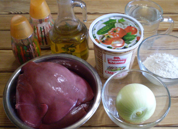 1. Этап. Печень в сметане: 1. Приготовим продукты.