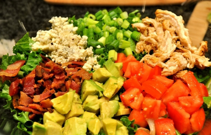 1. Этап. Салат Любимый: 8. Подготовьте большое блюдо. На него выложите все ингредиенты, кучкуя их, как это показано на фото.