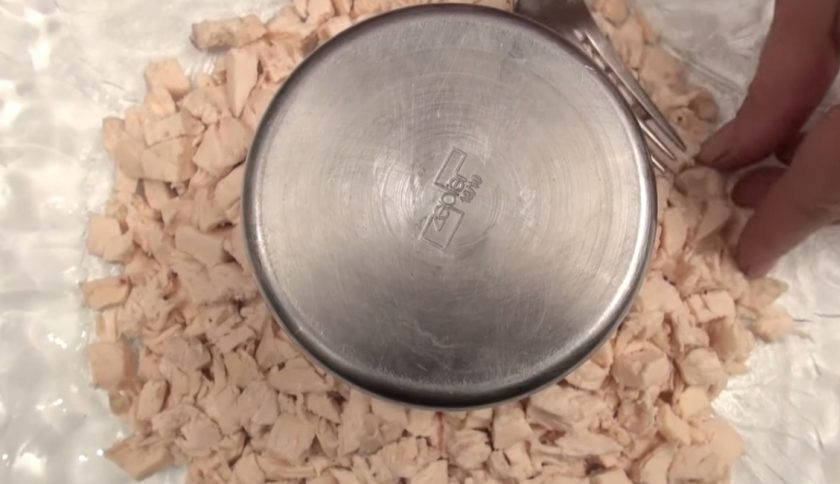 1. Этап. Гранатовый браслет рецепт классический: Вначале выложите куриное филе.