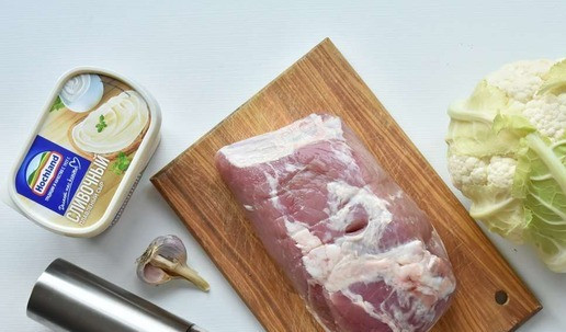 1. Этап. Рулет из свинины с цветной капустой: Для приготовления рулета из свинины готовлю продукты. цветную капусту можно заменить брокколи. Мясо использую корейку без кости с жирком. По желанию лишний жир можно срезать.