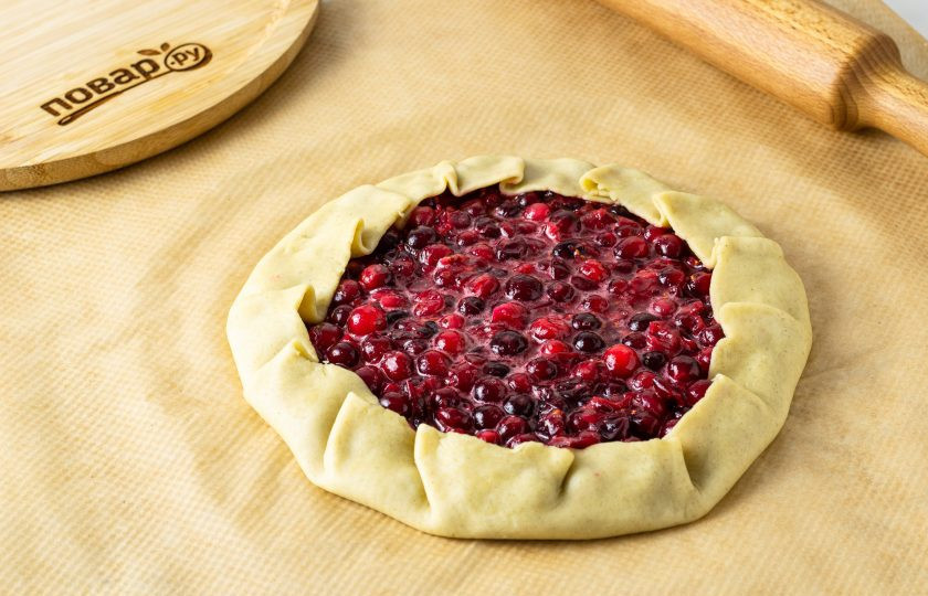 1. Этап. Галета с клюквой: Заверните бортики теста. Выпекайте галету 25-30 минут в разогретой до 190 градусов духовке.