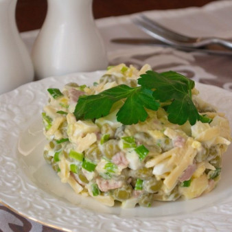 Салат с печенью трески и яйцом