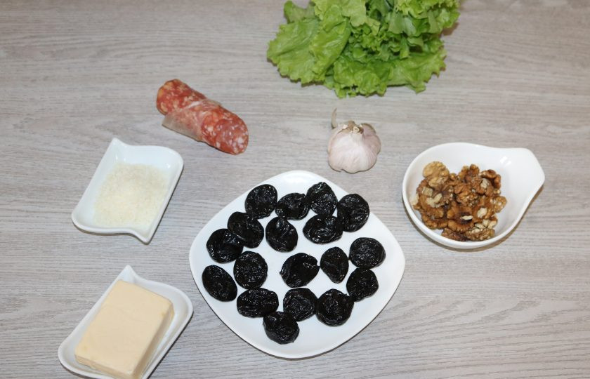 1. Этап. Чернослив фаршированный грецкими орехами: Подготовьте ингредиенты.