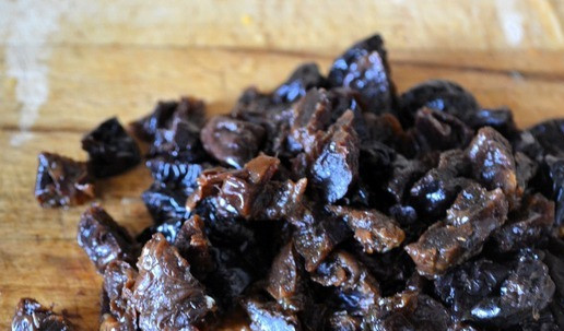 1. Этап. Салат-десерт с черносливом: Чернослив обсушить, нарезать.