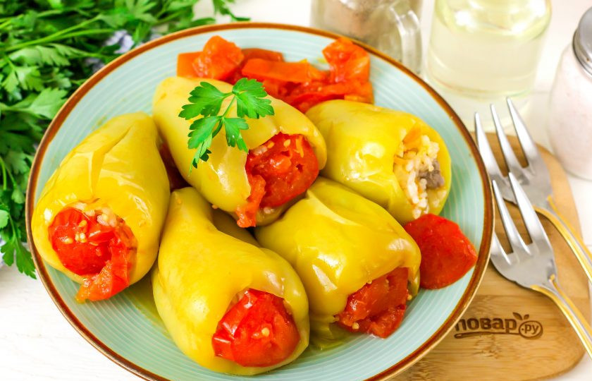 1. Этап. Долма из перцев: Выложите на тарелку и подайте к столу горячими с различными соусами.