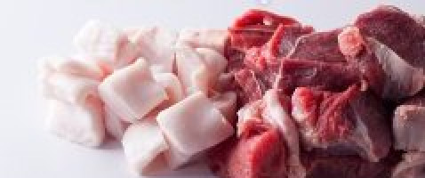 1. Этап. Мясная подлива к рису: Эта подлива или соус - классический пример английской кухни, когда в ход идут голяшки, кожа, жилистое мясо, различные коренья - добавлять можно все. Перед началом приготовления мясного соуса ставим духовку на разогрев на температуру 230 градусов. То мясо, которое поддаётся нарезке, режем крупными кусками.